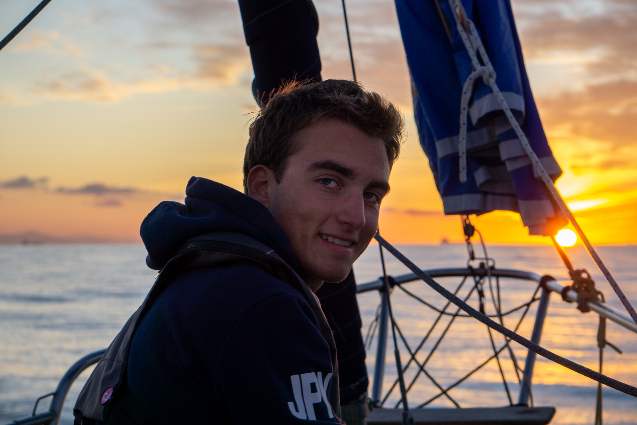 Jan Moritz genießt den Sonnenuntergang auf Deck