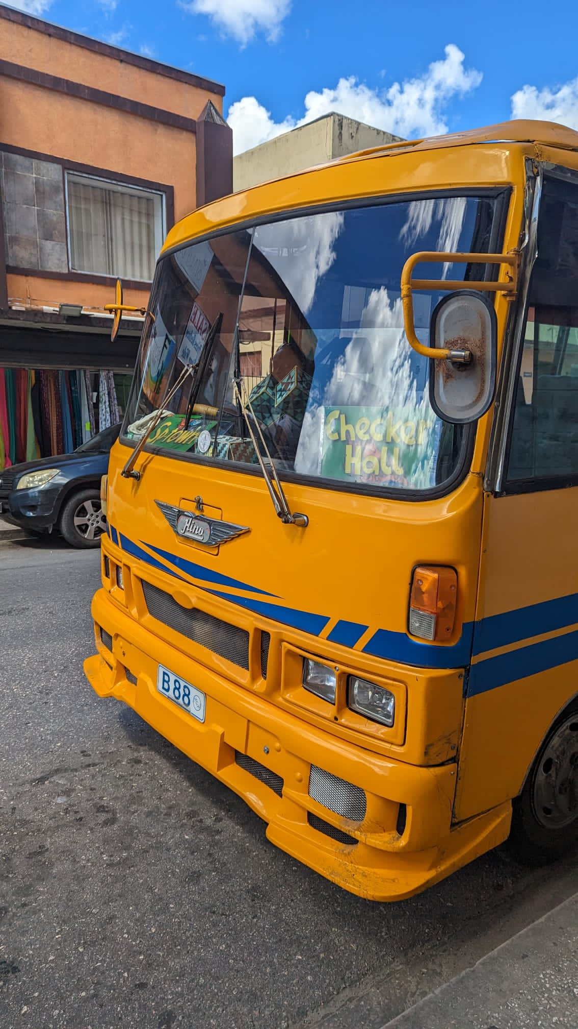 Einer der typischen, gelben Busse auf Barbados